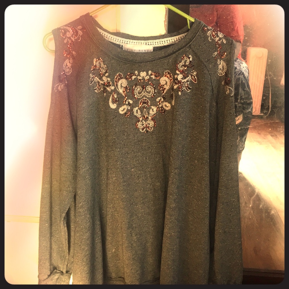 Cut out shoulder cute blouse